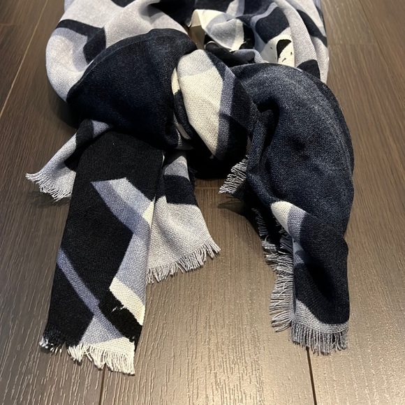 Blue/White Printed Scarf, 100% Acrylic - Picture 4 of 10